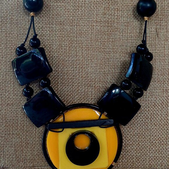 black and yellow necklace - Picture 8 of 9
